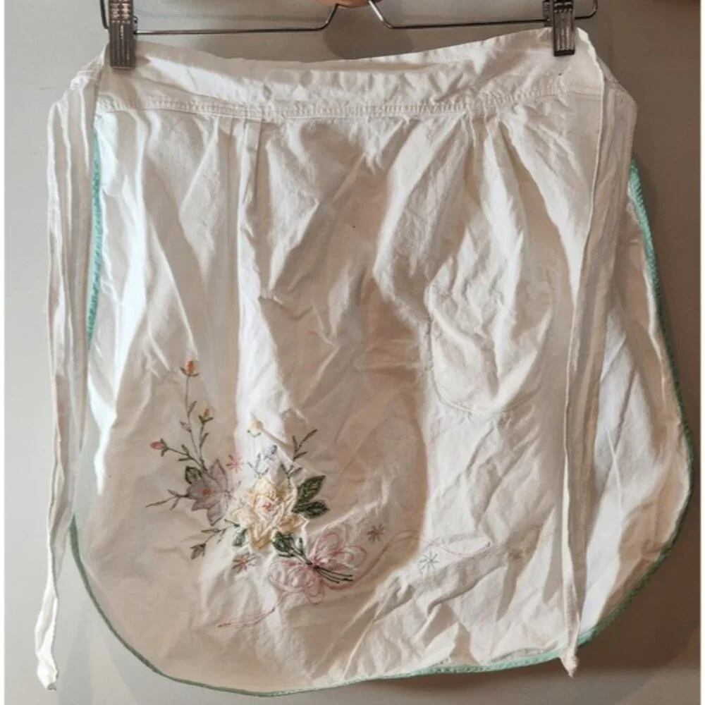 Embroidered‎ Floral Apron with Pocket Small/medium